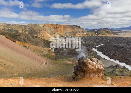 Dampf aus Fumarole / Solfatara auf Rhyolith-Bergen am Brennisteinsalda-Vulkan in der Nähe von Landmannalaugar, Fjallabak Nature Reserve, Sudurland, Island Stockfoto