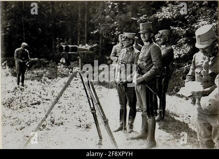 Erzherzog Karl besuchte dort VIII. Korpskomando in Luzk (Glück) Erzherzog Karl war am 1916. Juni Oberbefehlshaber eines Unterabschnitts der Ostfront und kommandierte mehrere Armeen zwischen Brody und den Karpaten. Als Teil dieses Kommandanten inspizierte Erzherzog Karl seine zugehörigen Einheiten. Stockfoto