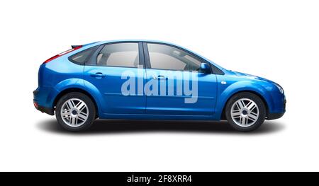 Blue Ford Focus Heckklappe Familie Auto Seitenansicht isoliert auf Weiß Stockfoto