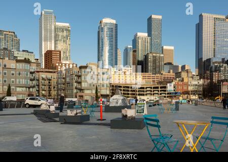 WA19386-00...WASHINGTON - Blick auf die Hochhäuser im Stadtzentrum von Seattle vom Pier 62, Teil des Seattle Waterfront Park. 2021 Stockfoto