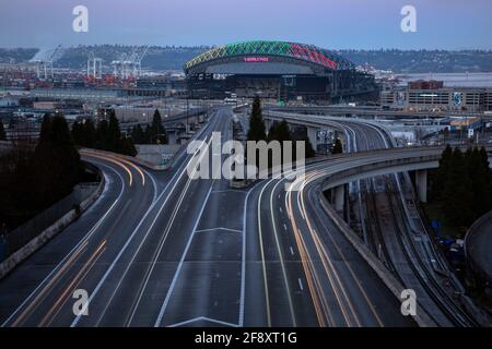 WA19389-00...WASHINGTON - westliches Ende der Interstate 90 in der Nähe des Hafens von Seattle und des T-Mobile Stadions. 2021 Stockfoto