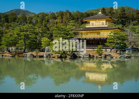 Der Goldene Pavillon spiegelte sich im See wider, strahlend blauer Himmel. Berühmter schöner japanischer buddhistischer Tempel. Kinkaku-ji-Tempel, Kyoto, Japan. Stockfoto