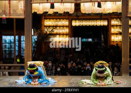 Geisha trägt Kimono, tanzt und tritt vor Publikum auf der Bühne auf. Schöne und elegante Maiko. Yasaka-Schrein, Kyoto, Japan. Stockfoto