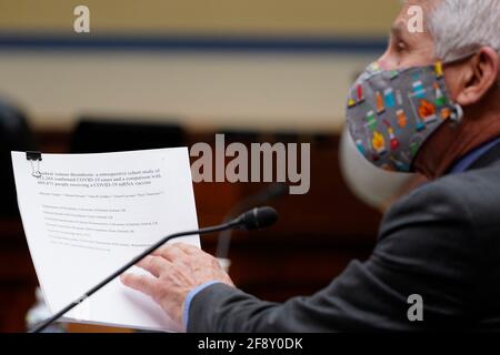 Washington, USA. April 2021. Dr. Anthony Fauci, der führende Experte für Infektionskrankheiten des Landes, spricht während einer Anhörung des Unterausschusses des Repräsentantenhauses am Donnerstag, dem 15. April 2021, auf dem Capitol Hill in Washington über die Coronavirus-Krise. (Foto von Susan Walsh/Pool/Sipa USA) Quelle: SIPA USA/Alamy Live News Stockfoto