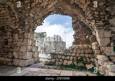 Gewölbte Passage in der Zitadelle Smar Jbeil, alte Kreuzritterburg in Ruine, Libanon Stockfoto