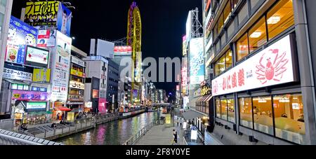 Stadtbild bei Nacht mit Blick auf den Dotonbori-Kanal, Osaka, Japan Stockfoto