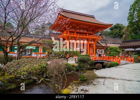 Kamigamo Jinja, ein schintoistischer Schrein in Kyoto, Japan. Religiöse japanische Architektur mit kleiner Brücke und Torii-Tor rot gestrichen. Stockfoto