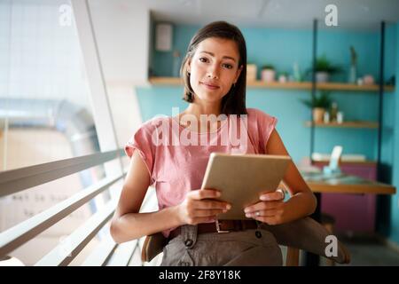 Portrait von Fröhliche Frau mit tragbaren PC für Blogging in sozialen Netzwerken Stockfoto