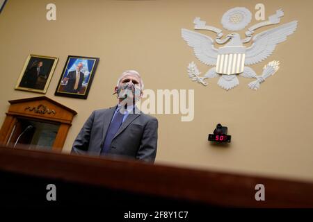 Washington, USA. April 2021. Dr. Anthony Fauci, der führende Experte für Infektionskrankheiten des Landes, wartet auf den Beginn einer Anhörung des House Select Subcommittee auf dem Capitol Hill in Washington am Donnerstag, dem 15. April 2021, über die Coronavirus-Krise. (Foto von Susan Walsh/Pool/Sipa USA) Quelle: SIPA USA/Alamy Live News Stockfoto