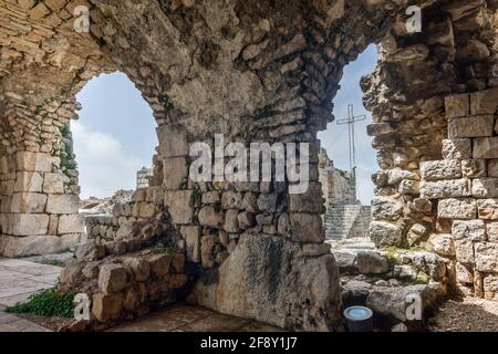 Gewölbte Passage in der Zitadelle Smar Jbeil, alte Kreuzritterburg in Ruine, Libanon Stockfoto