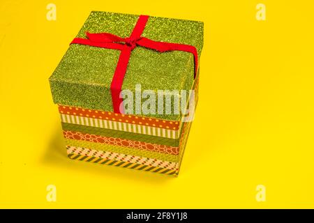 Weihnachts-Geschenkschachtel Auf Gelbem Hintergrund Stockfoto