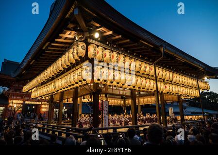 Yasaka-Schrein, Higashiyama Matisuri-Festival mit singender Tanzveranstaltung in der Nacht mit hellen Chochin-Laternen. Kyoto, Japan Stockfoto