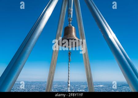 Mount Moiwa läutet die Glocke. Berggipfel mit blauem Himmel. Winterblick auf das Bergtal in Sapporo, Hokkaido, Japan. Stockfoto