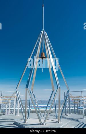 Mount Moiwa läutet die Glocke. Berggipfel mit blauem Himmel. Winterblick auf das Bergtal in Sapporo, Hokkaido, Japan. Stockfoto