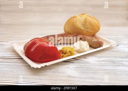 Fast Food Restaurant bavaria Wurstgericht auf dem Teller mit Brot, Gurke, Senf und Ketchup Stockfoto