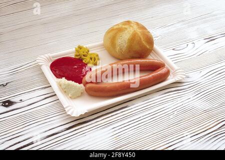 Fast Food Restaurant bavaria Wurstgericht auf dem Teller mit Brot, Gurke, Senf und Ketchup Stockfoto