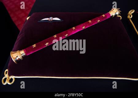 RAF Wings and Field Marshal's Baton, 1953 von der Queen mit ihm zusammengefippt, genäht auf einem Kissen im St. James's Palace, London. Die Kissen mit Medaillen und Dekorationen, die dem Herzog von Edinburgh vom Vereinigten Königreich und anderen Ländern der Welt verliehen wurden, zusammen mit dem Stab seines Feldmarschalls und den Royal Air Force Wings, Und Insignien aus Dänemark und Griechenland werden vor seiner Beerdigung am Samstag auf dem Altar in der St. George's Chapel in Windsor aufgestellt. Bilddatum: Dienstag, 13. April 2021. Stockfoto