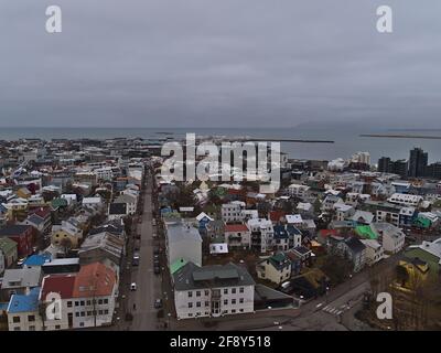 Luftpanorama über das Stadtzentrum von Reykjavik, der Hauptstadt Islands, mit Straßen und bunten Gebäuden an bewölkten Tagen in der Wintersaison. Stockfoto