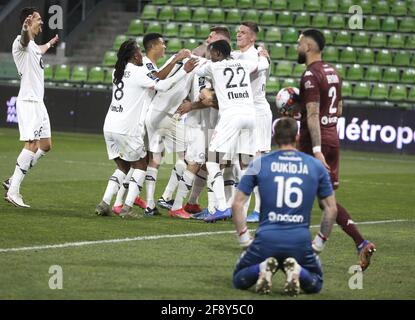 Jose Fonte, Renato Sanches, Reinildo Mandava, Sven Botman aus Lille und Teamkollegen feiern ein Tor für Lille, während der Torhüter des FC Metz Alexandre Oukidja, Dylan Bronn vom FC Metz beim Fußballspiel der französischen Meisterschaft Ligue 1 zwischen dem FC Metz und dem Lille OSC (LOSC) am 9. April niedergeschlagen werden, 2021 im Stade Saint-Symphorien in Metz, Frankreich - Foto Jean Catuffe / DPPI / LiveMedia Stockfoto