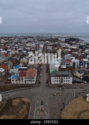 Luftaufnahme über die Innenstadt von Reykjavik, der Hauptstadt Islands, mit Skólavörðustígur Straße, Gebäuden und dem Leif Eriksson Denkmal im Winter. Stockfoto