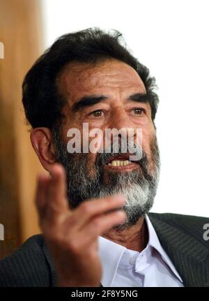 Saddam Hussein. Porträt des ehemaligen irakischen Präsidenten Saddam Hussein Abd al-Majid al-Tikriti 1937-2006). Foto DER US-Armee, das er nach seiner Gefangennahme in Tikrit, Irak, vor einem Tribunal aufgenommen hatte. Foto aus dem Jahr 2004. Stockfoto