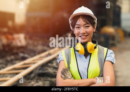 Glückliche Frauen Ingenieur asiatische Arbeiter weibliche Arbeit in Fabrik Porträt Lächeln Stehen Arm falten Selbstvertrauen Look Stockfoto