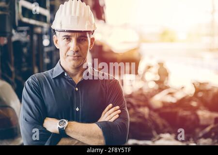 Porträt eines professionellen Head Master Engineer, der im Werksstand arbeitet Armfaltung sieht selbstbewusst aus und bietet Platz für Text Stockfoto