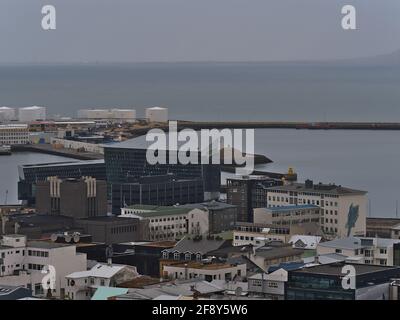 Luftaufnahme über den westlichen Teil der Innenstadt von Reykjavik mit Konzertsaal und Konferenzzentrum Harpa an der Atlantikküste an bewölktem Tag im Winter. Stockfoto