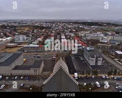 Luftpanorama des westlichen Teils der Innenstadt von Reykjavik mit dem Kirchenschiff von Hallgrímskirkja, Straßen und Gebäuden am bewölkten Wintertag. Stockfoto