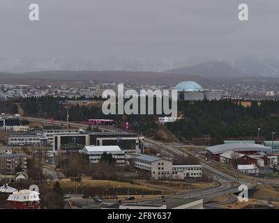 Luftaufnahme des westlichen Teils von Reykjavik mit dem berühmten Wahrzeichen Perlan, einem Planetarium, einer Ausstellung und einem Restaurant, das sich auf dem Hügel Öskjuhlíð befindet. Stockfoto