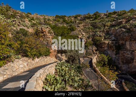 Natürlicher Eingang Pfad, der in die beleuchteten Höhlen des Carlsbad Caverns National Park, New Mexico, USA, führt Stockfoto