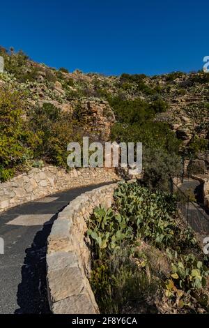 Natürlicher Eingang Pfad, der in die beleuchteten Höhlen des Carlsbad Caverns National Park, New Mexico, USA, führt Stockfoto