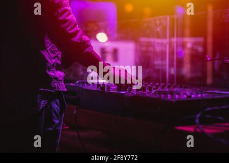 Professionelle Bühne Sound Mixer closeup an Toningenieur hand mit Audio mix Schieberegler während Konzert Performance Stockfoto