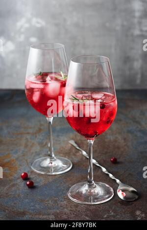 Cranberry Rosmarin Spritzer Getränk. Zwei Gläser kaltes Getränk. Stockfoto