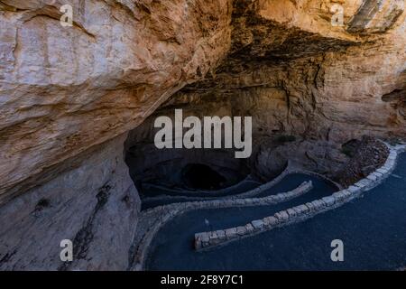 Natürlicher Eingang Pfad, der in die beleuchteten Höhlen des Carlsbad Caverns National Park, New Mexico, USA, führt Stockfoto