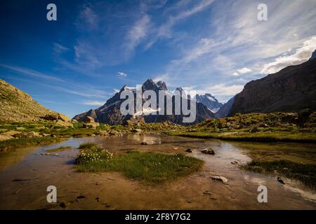 Sommer Berglandschaft in französisch Alpen auf einem Weg zu Glacier Blanc Stockfoto