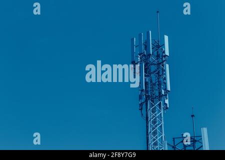 Mobilfunksignalmast-Standort der digitalen 4G-Antenne Blauer Farbton für High-Tech-Kommunikationssystem mit Platz Für Text Stockfoto