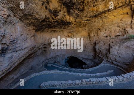 Natürlicher Eingang Pfad, der in die beleuchteten Höhlen des Carlsbad Caverns National Park, New Mexico, USA, führt Stockfoto