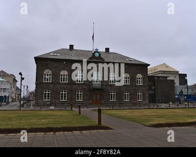 Ansicht des Montagegebäudes Alþingishúsið des isländischen parlaments Alþingi (auch Allthing) am Austurböllur-Platz in der Innenstadt von Reykjavik. Stockfoto