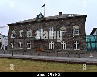 Blick auf das historische parlamentsgebäude Alþingishúsið der isländischen Alþingi (auch Allthing) am Austurböllur-Platz im Zentrum von Reykjavik. Stockfoto