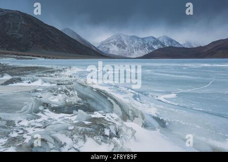 Gefrorener Pangong-See, Ladakh, Jammu und Kaschmir, Indien Stockfoto