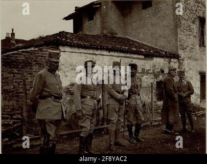 Erzherzog Karl besuchte am 16.1.1916 die Isonzofront bei Sempas (Schönpass) Und Dornberk (Dornberg), links wohl Dekorationen zu machen Der Kommandeur der 18. Infanterie-Division Generalmajor Straker Stockfoto
