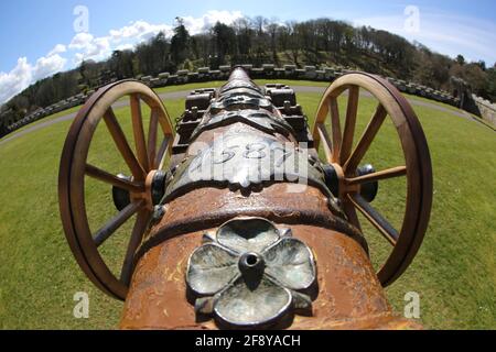 Schottland, Ayrshire,Culzean Castle & Grounds 12 Apr 2021 zwei Kanonen an der Vorderseite des Schlosses, die auf das Jahr 1702 zurückgehen Stockfoto