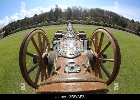 Schottland, Ayrshire,Culzean Castle & Grounds 12 Apr 2021 zwei Kanonen an der Vorderseite des Schlosses, die auf das Jahr 1702 zurückgehen Stockfoto