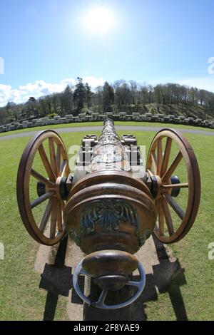 Schottland, Ayrshire,Culzean Castle & Grounds 12 Apr 2021 zwei Kanonen an der Vorderseite des Schlosses, die auf das Jahr 1702 zurückgehen Stockfoto