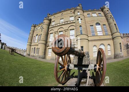 Schottland, Ayrshire,Culzean Castle & Grounds 12 Apr 2021 zwei Kanonen an der Vorderseite des Schlosses, die auf das Jahr 1702 zurückgehen Stockfoto