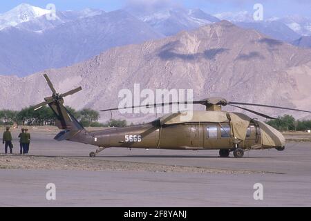 DIE CHINESISCHE ARMEE SIKORSKY S-70 AUF DEM FLUGHAFEN LHASA WÄHREND DES GRENZKONFLIKTS ZWISCHEN CHINA UND INDIEN IM JAHR 1987. Stockfoto