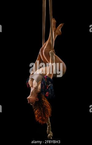 Frau tanzt mit Anmut als Aerialistin Stockfoto