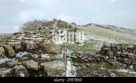 Winterlandschaft im Cawfields Quarry on Hadrian's Wall, Roman Wall, Northumberland, Engalnd, Großbritannien. Stockfoto