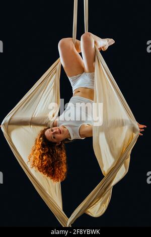 Frau tanzt mit Anmut als Aerialistin Stockfoto